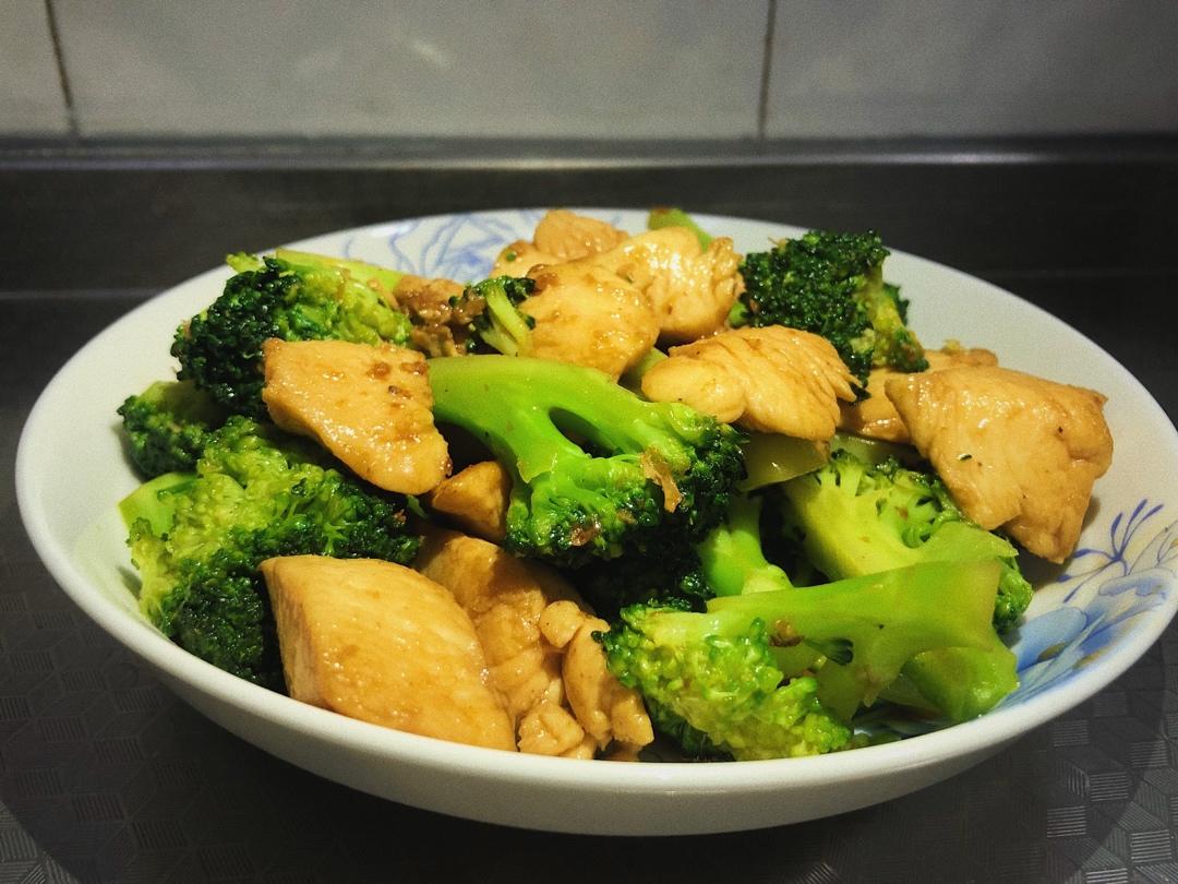 鸡胸肉炒西兰花