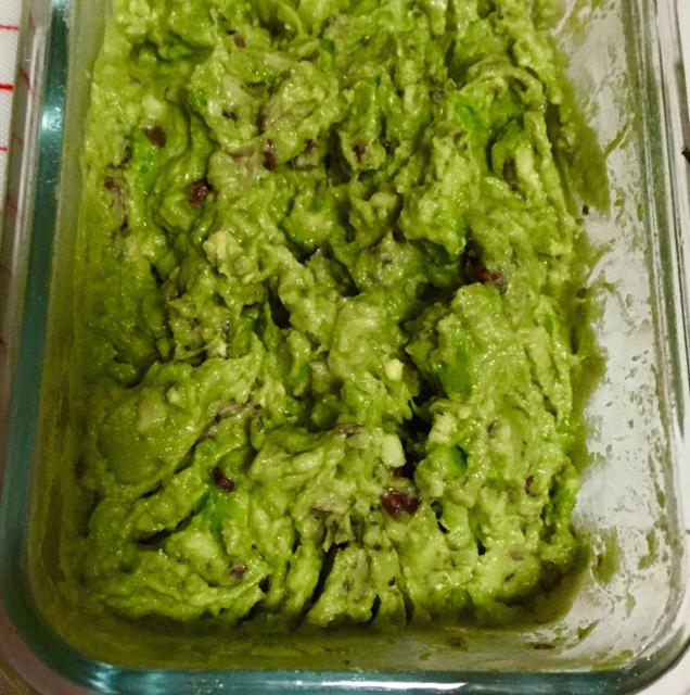 简单的牛油果鸡蛋核桃沙拉吐司