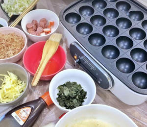 摩飞多功能锅菜谱系列之芝士蟹柳黑椒肠小丸子的做法 步骤1
