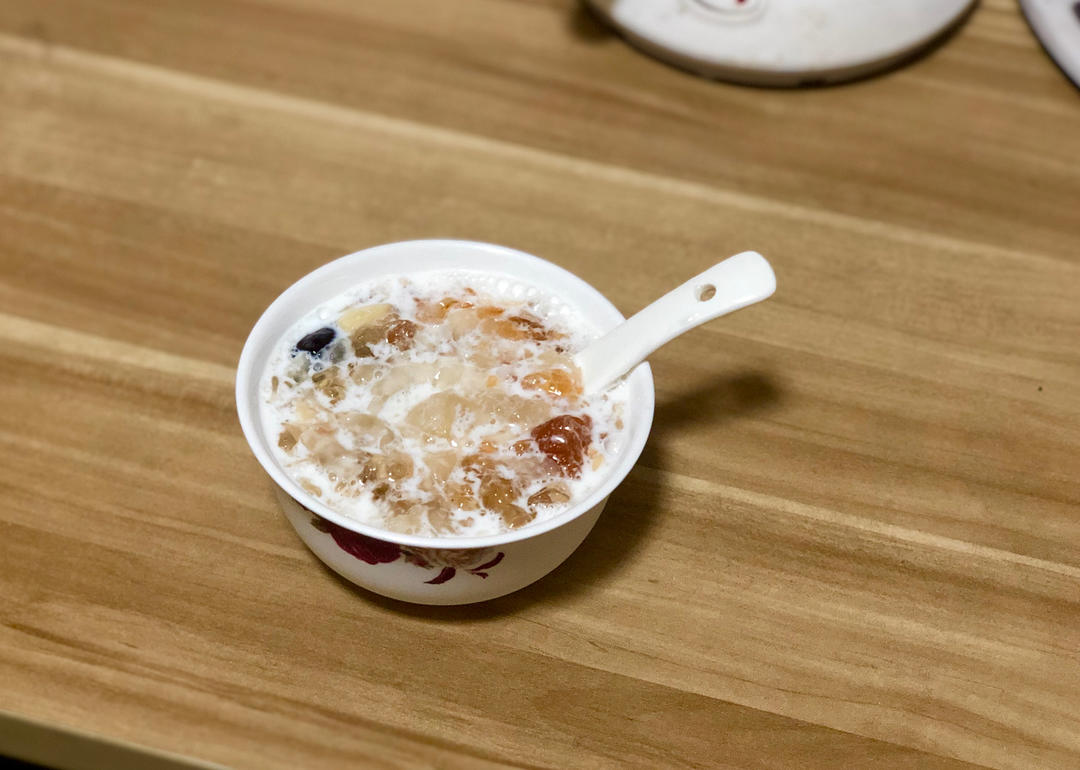 桃胶银耳红枣羹