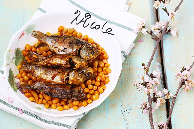 小鲫鱼炖黄豆（伊莱特炒菜机器人）的做法