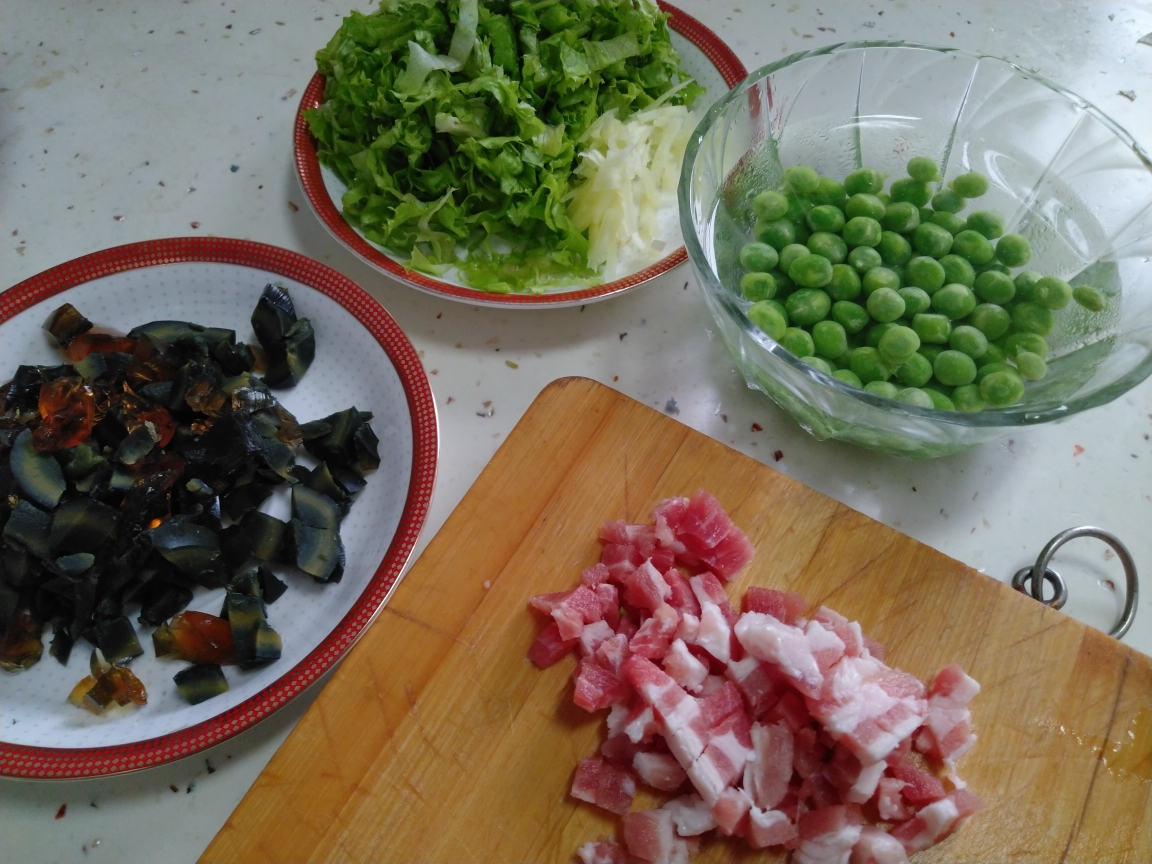 蔬菜皮蛋豌豆瘦肉粥的做法