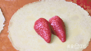 草莓&香蕉可丽饼-是心动啊的做法 步骤8