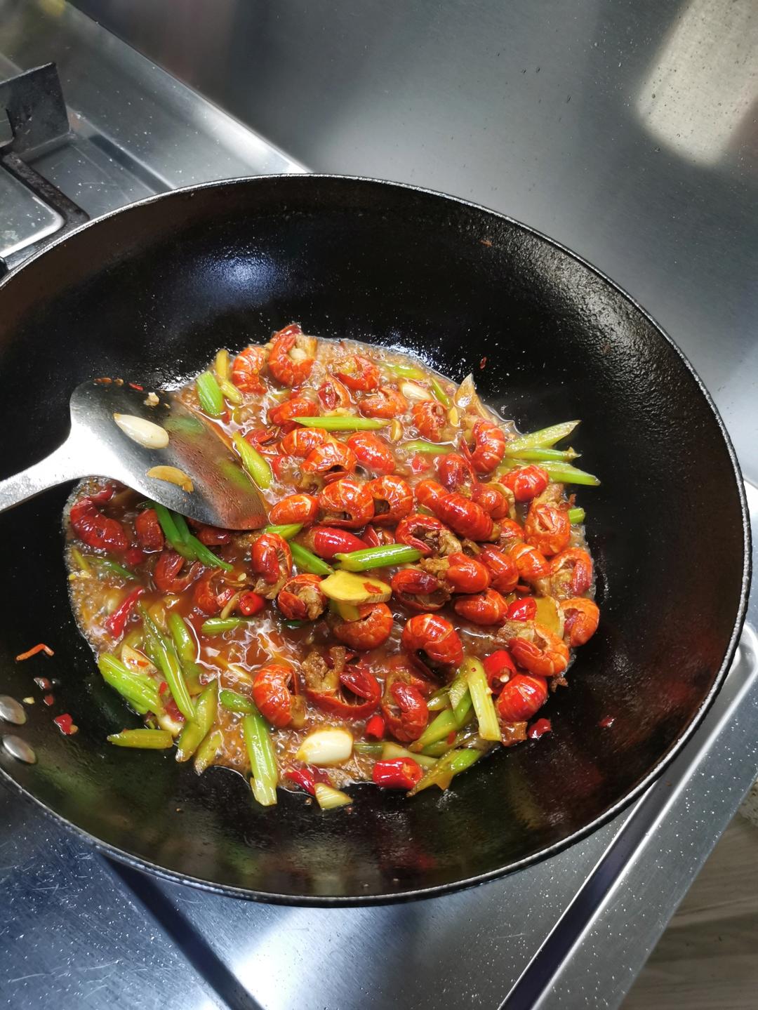 吮指香辣虾尾｜超简单快手菜，不油腻无香料