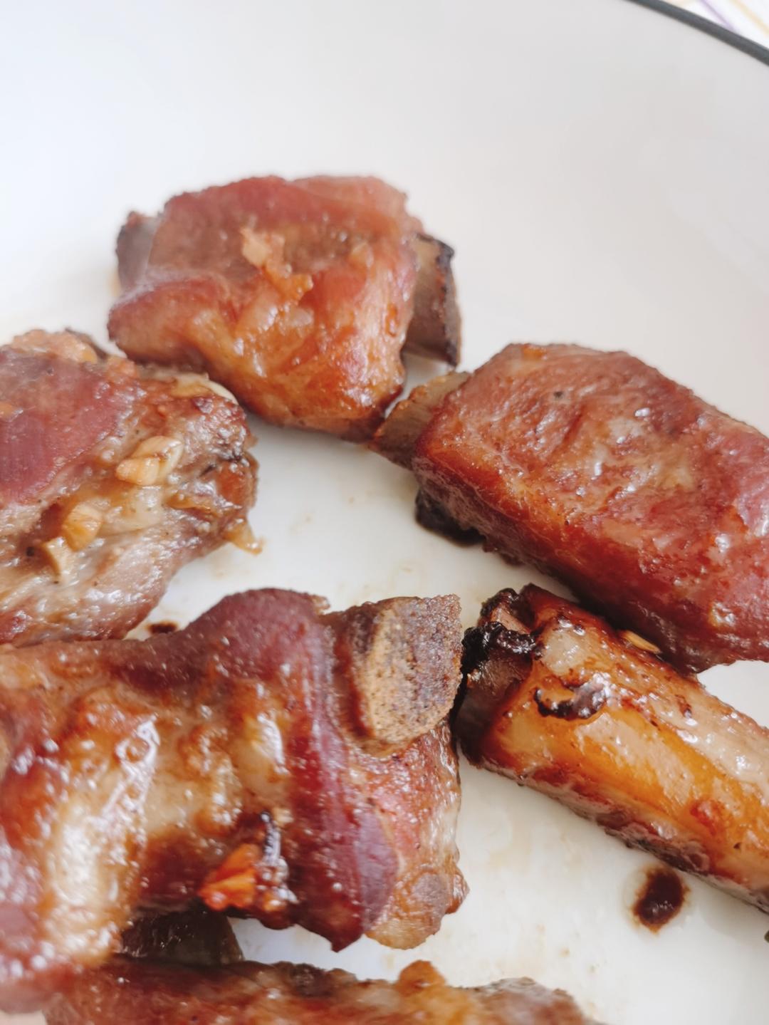 外焦里嫩！好吃到舔手指的蒜香烤排骨