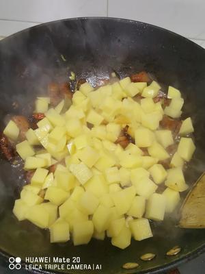 不用放油，简单下饭的：红烧土豆块五花肉的做法 步骤8