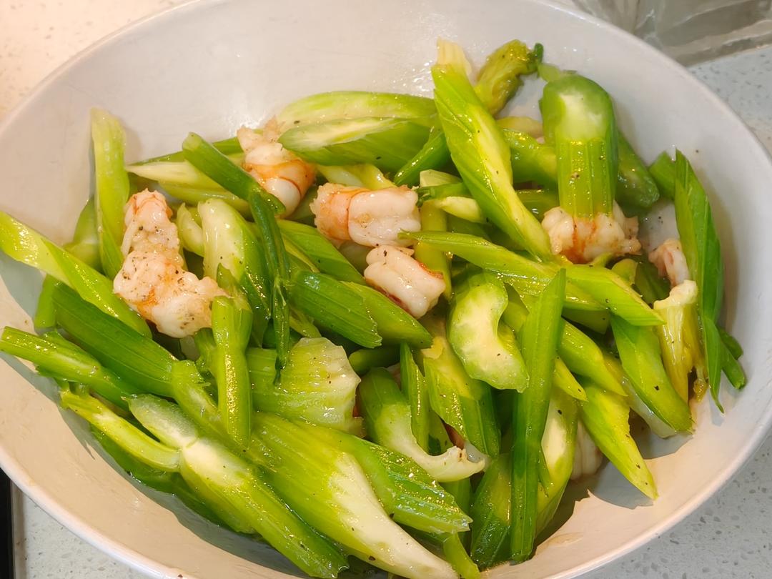 怎样炒出饭店级别的幼嫩西芹（附正确的西芹处理手法）