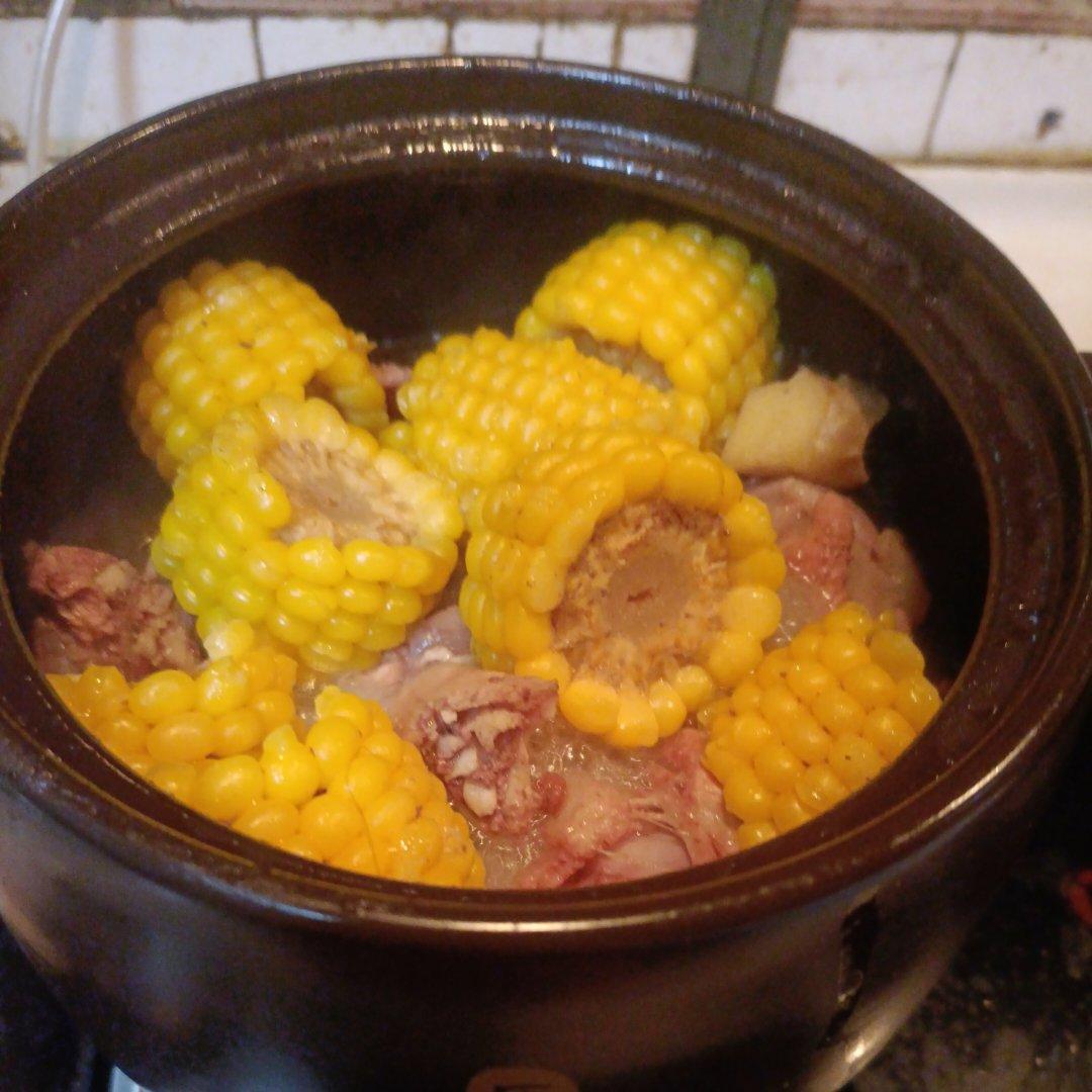 排骨香菇玉米莲藕汤