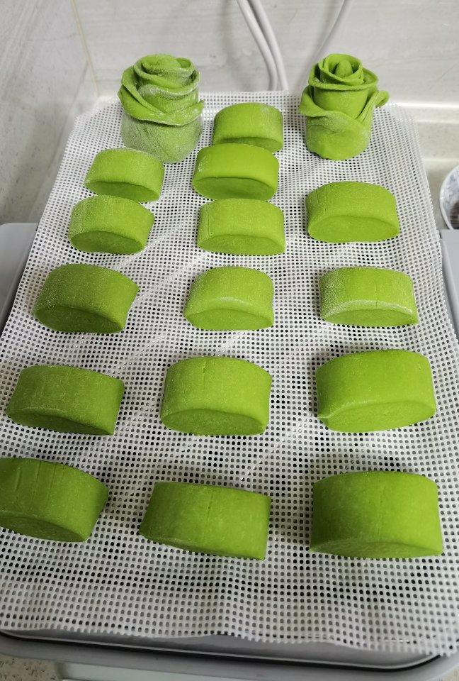 菠菜汁加了它 馒头颜色翠绿不变色 附细节视频详解