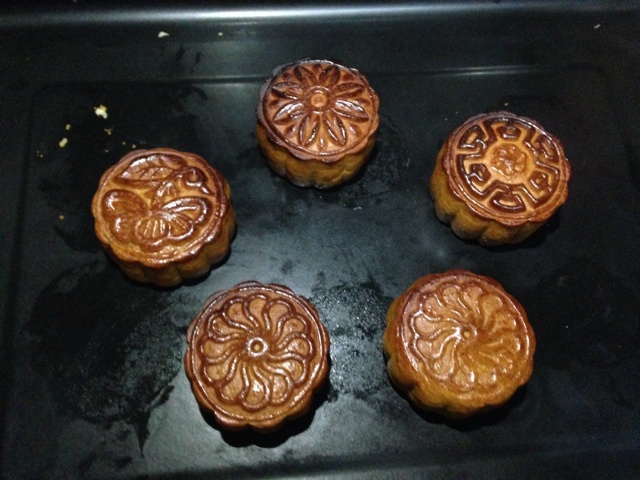 广式蛋黄莲蓉月饼