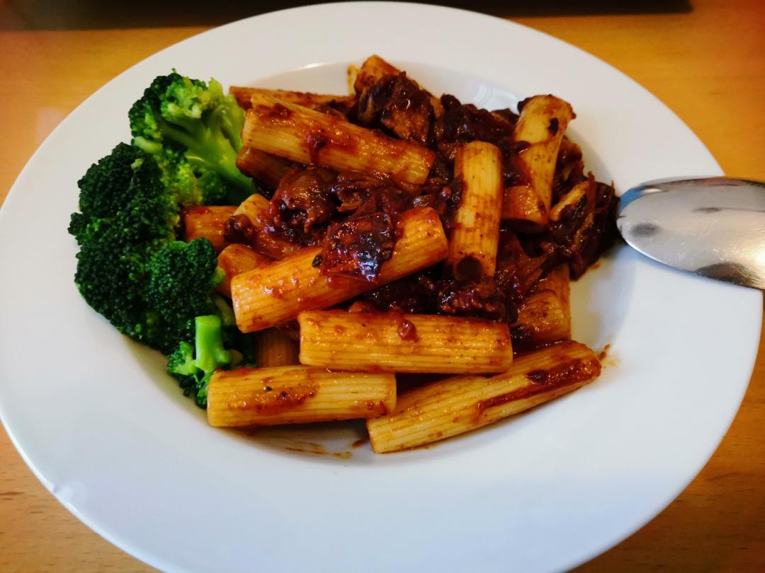 简单美味的番茄洋葱牛肉意面的做法