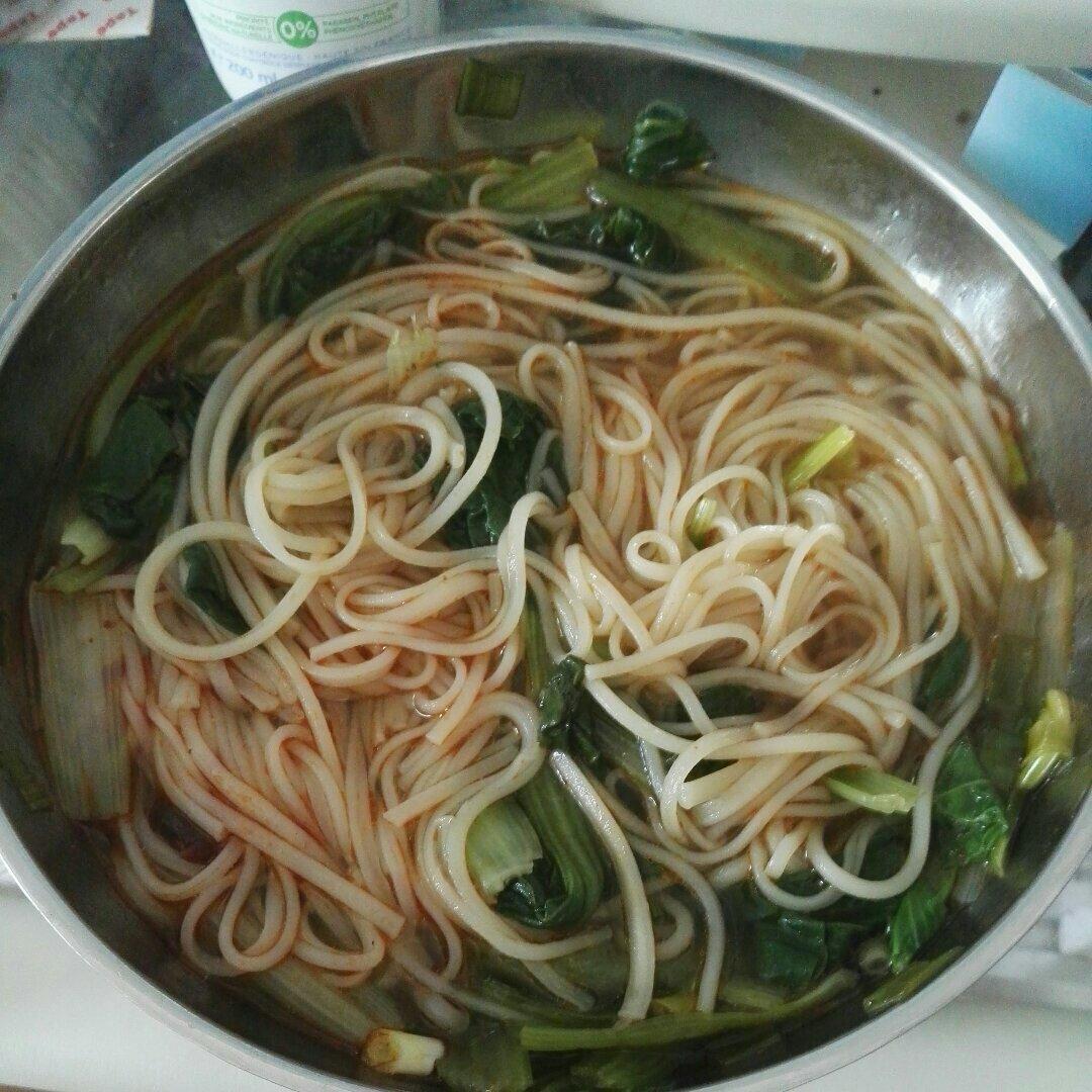 超级无敌美味懒人酸汤麻辣面（十分钟搞定色香味俱全）