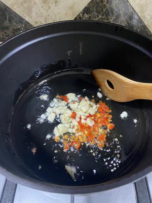 随性搭配：蕃茄泡菜海鲜锅的做法 步骤3
