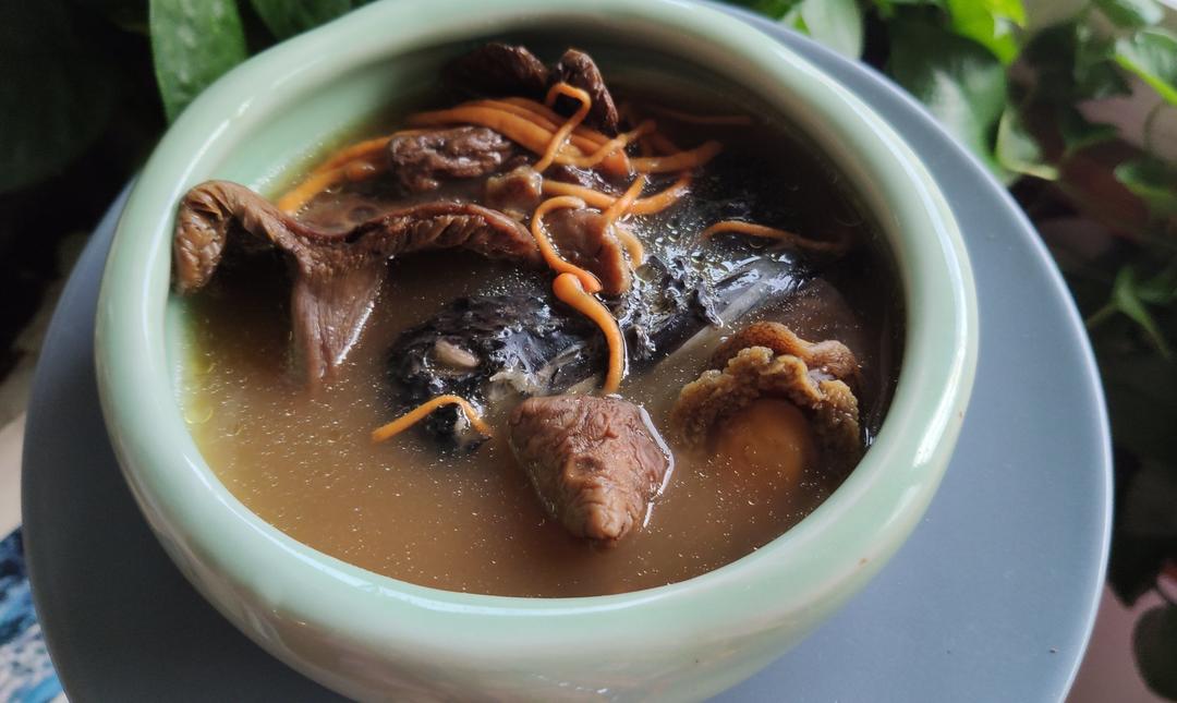 羊肚菌鲍鱼虫草花炖乌鸡汤