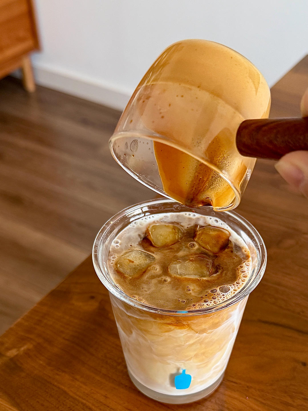 一杯提神冰拿铁