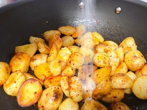 香煎小土豆的做法 步骤7