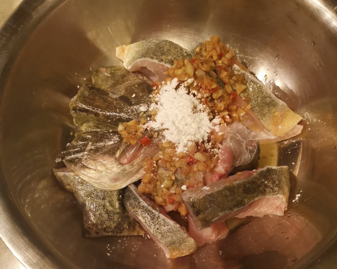 砂锅焗蒜香桂鱼（超级下饭）的做法 步骤5