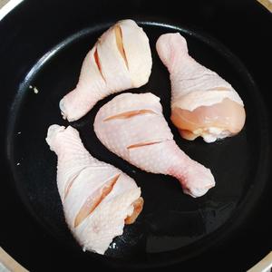 绵绵香芋炖煮鸡腿🍗的做法 步骤2