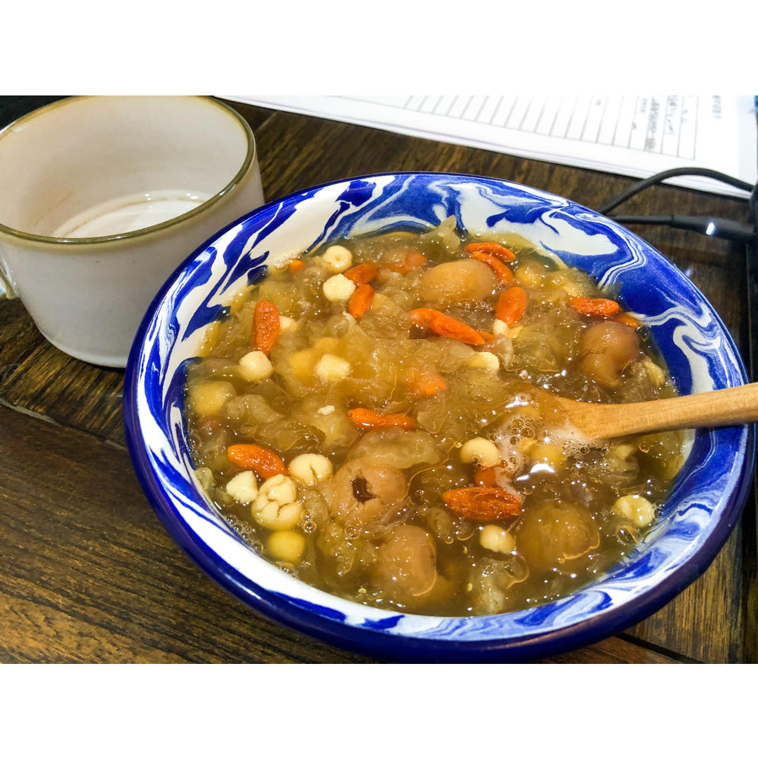 银耳出胶有诀窍，只需记住这两步，人人都能做出来味道正宗，口感到位的银耳羹