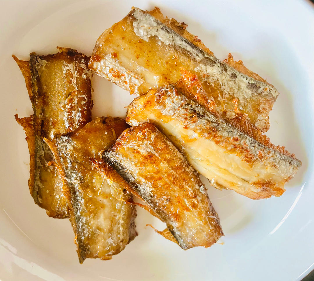 娃娃脸小娘子做的炸带鱼段(一点小窍门油就不浑了)