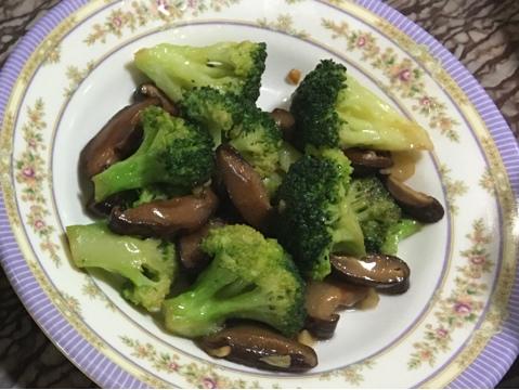 低脂好吃的西兰花炒香菇