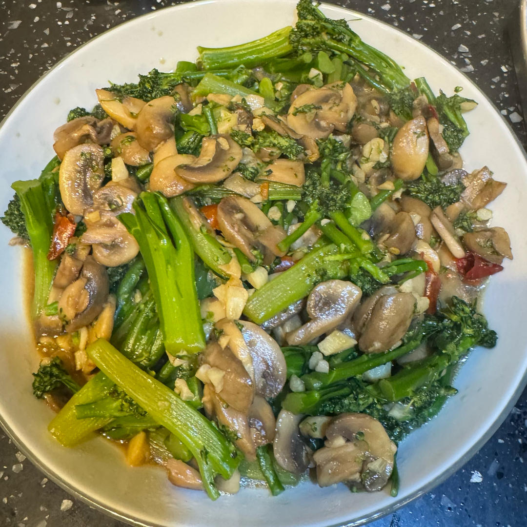 减脂餐～鲜美爽口的西蓝花炒口蘑