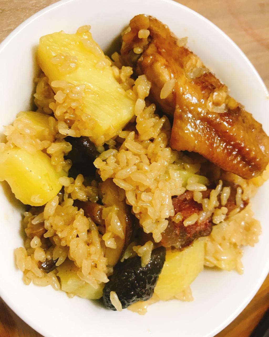 香菇腊肠土豆焖饭