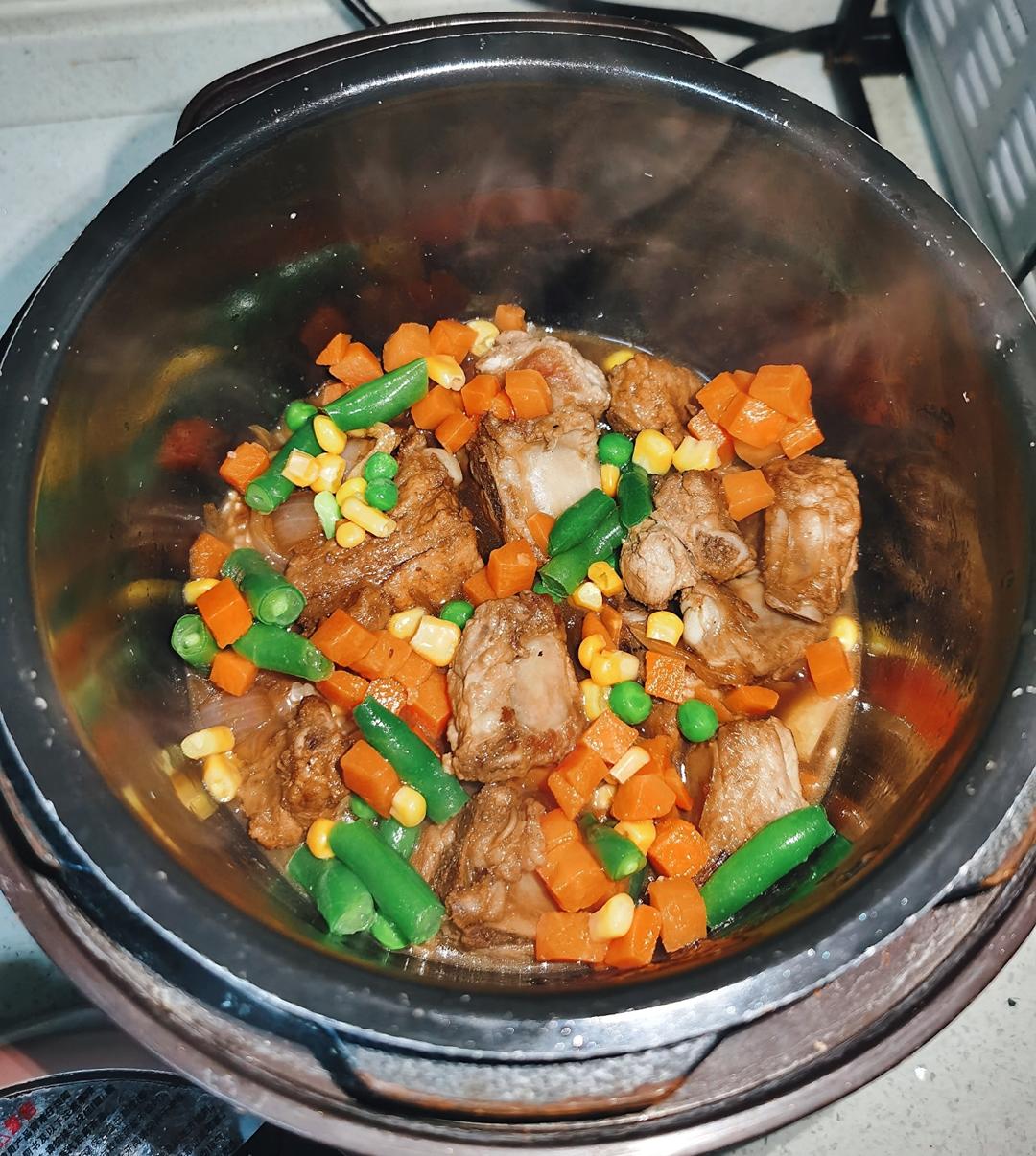 【排骨焖饭】