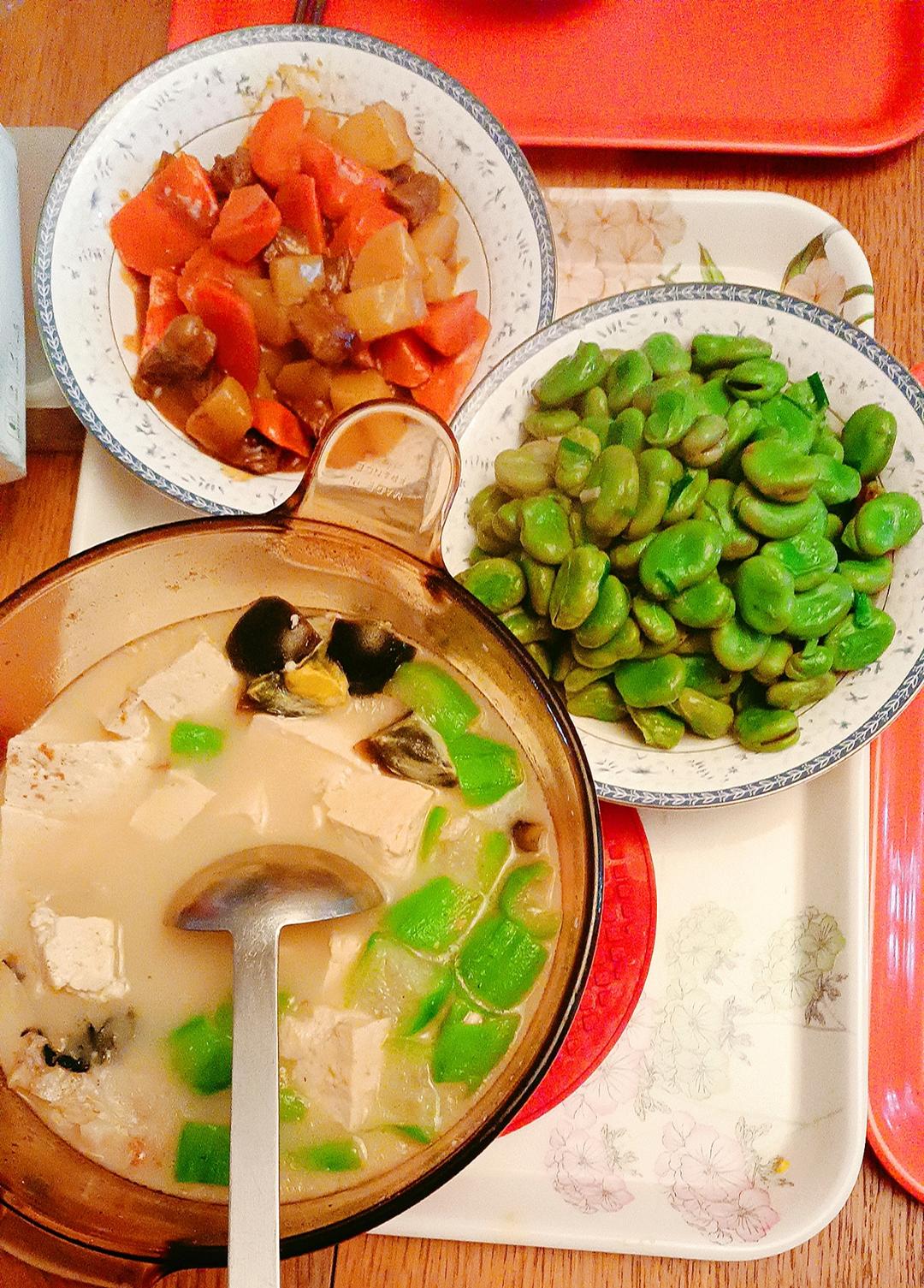 鱼头汤（鱼头豆腐时蔬汤、味鲜汤白有窍门)