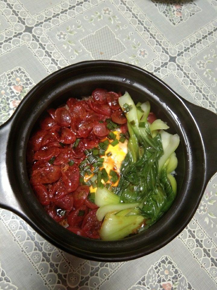 《广式腊肠砂锅煲仔饭》