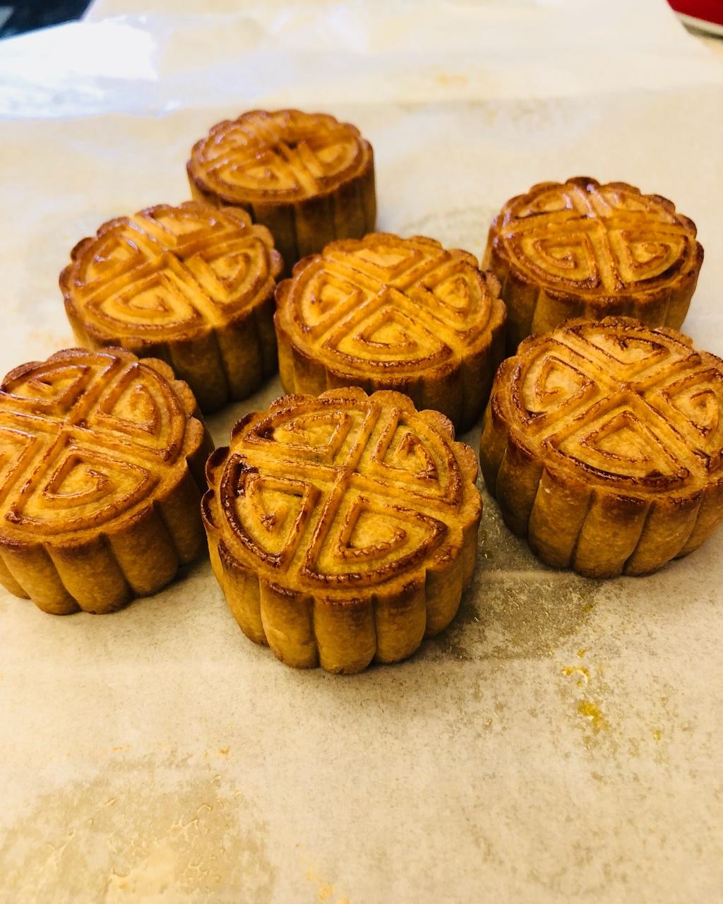 广式莲蓉（豆沙）蛋黄月饼（超详细步骤）