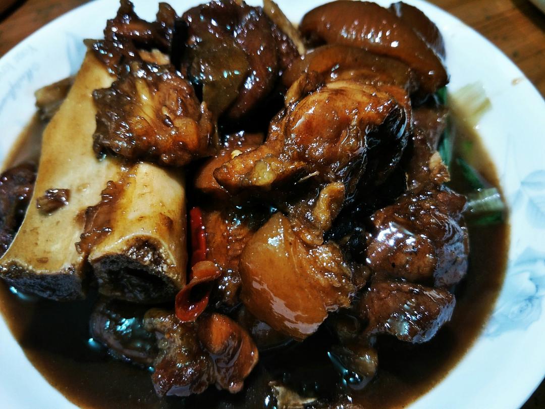 美味的家常菜：红烧猪蹄