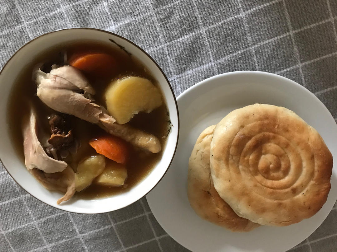 松茸土豆🥔鸡汤，配上胡萝卜🥕有点鲜甜，养生美颜低碳水