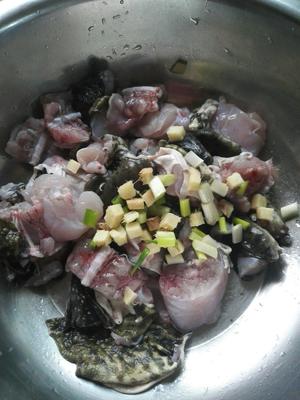 椒盐牛蛙——好吃的妈妈菜的做法 步骤2