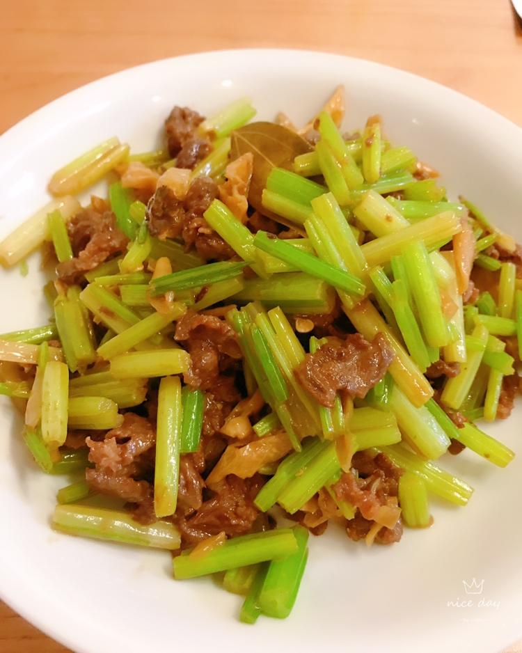 牛肉炒芹菜(不老不柴嫩滑多汁)