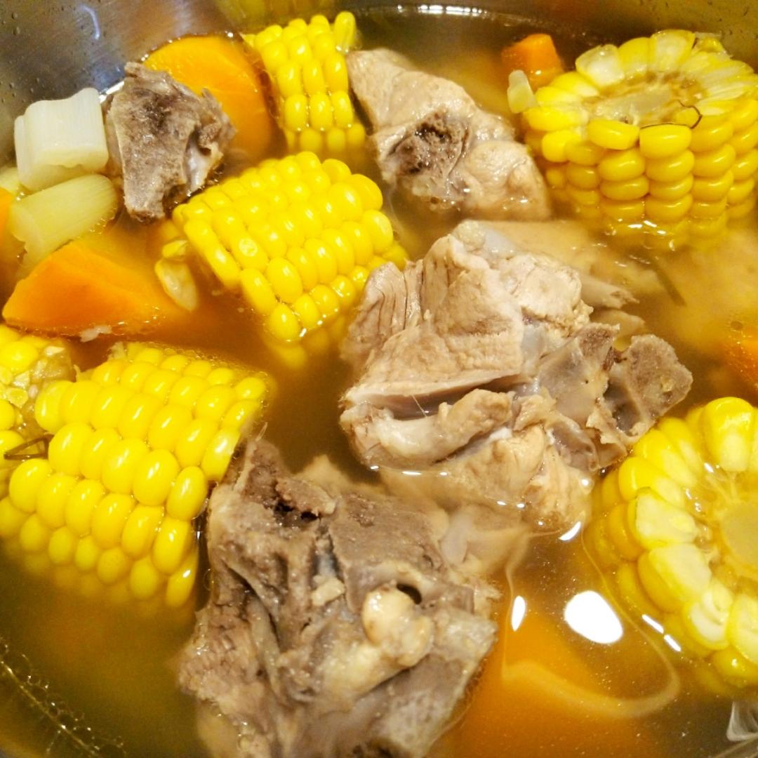 胡萝卜玉米排骨汤