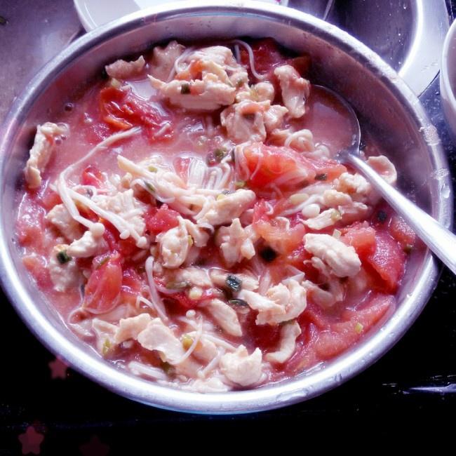 番茄金针菇炒鸡胸肉的做法