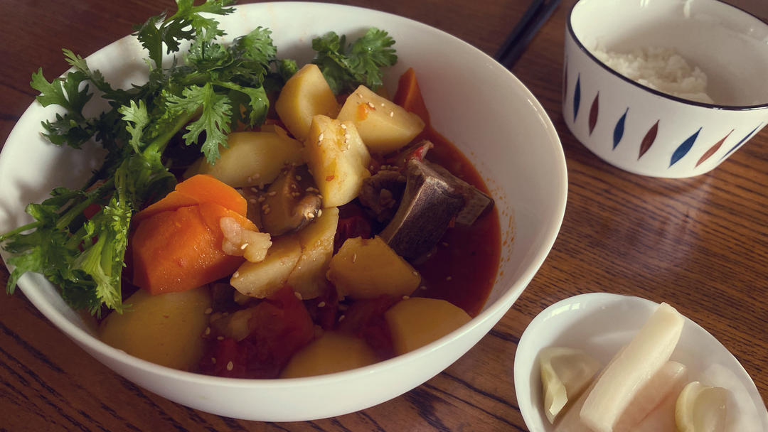 牛肋排炖胡萝卜土豆蕃茄