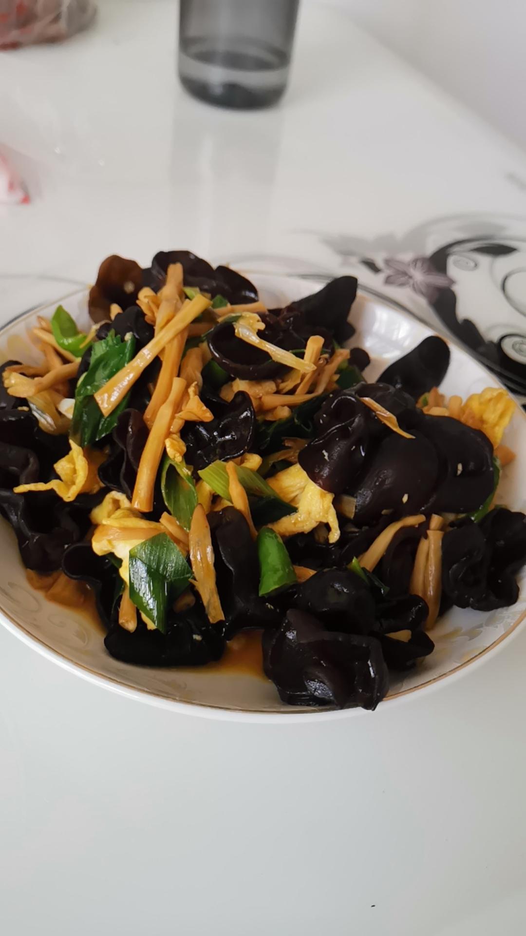 黄花菜炒鸡蛋