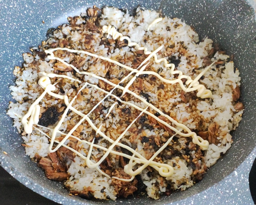平底锅锅巴 金枪鱼海苔饭团风味的做法 步骤6