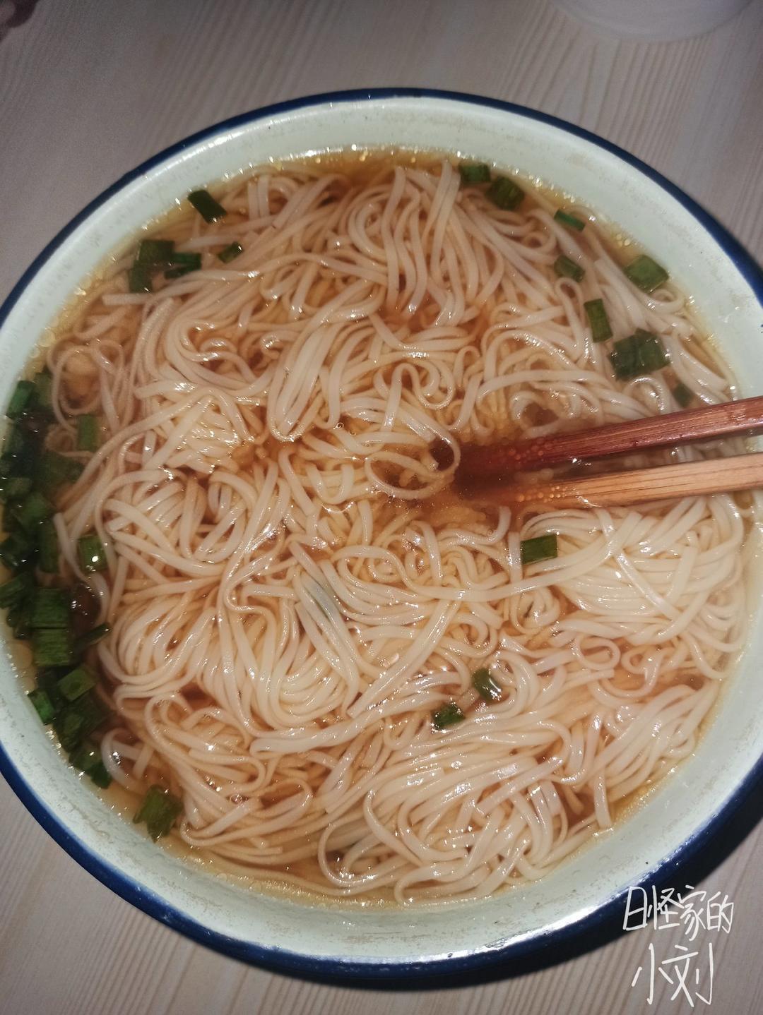 早餐来一碗清汤面，色香味俱全！