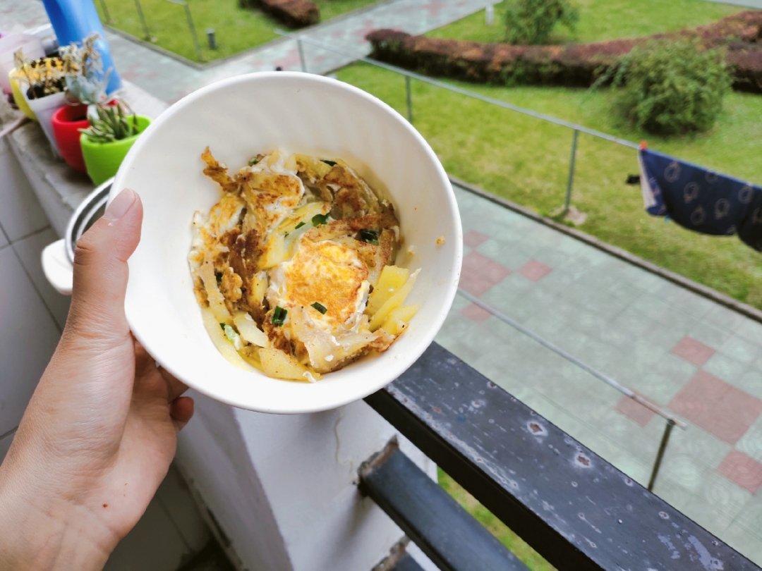 土豆丝鸡蛋饼快手早餐
