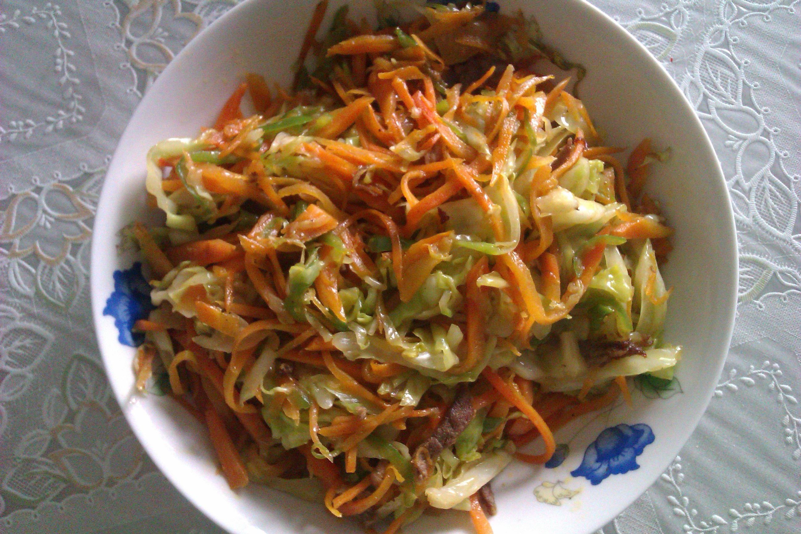 胡萝卜炒肉丝卷心菜