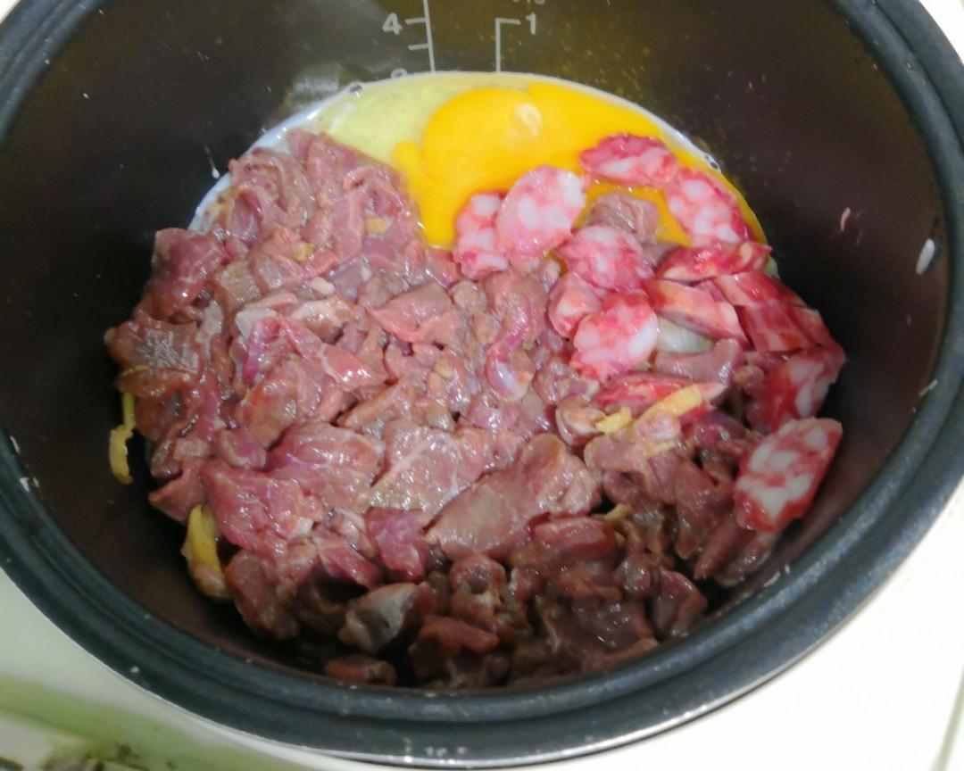 广式-牛肉腊肠加蛋电饭煲焗饭