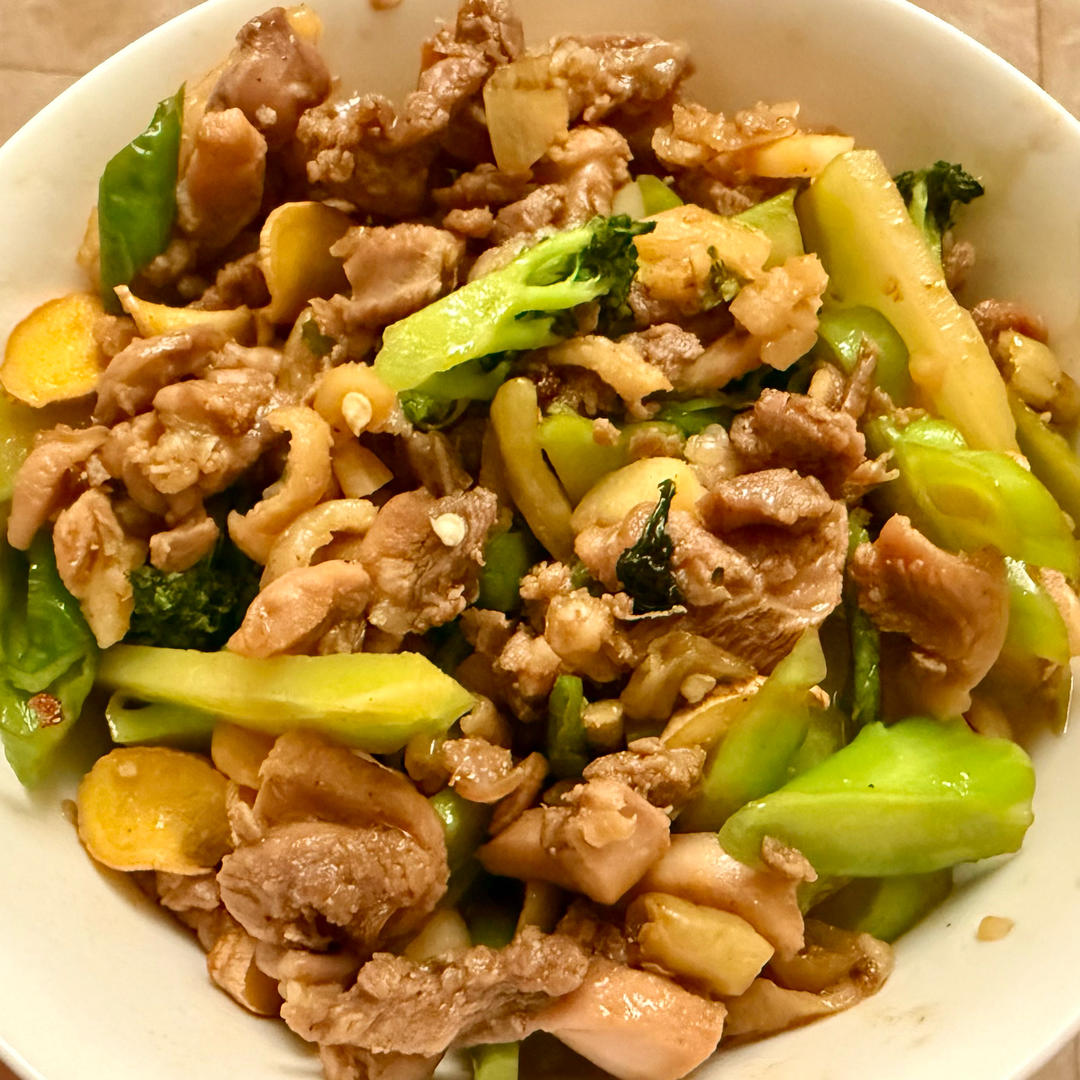 西兰花炒鸡腿肉丁