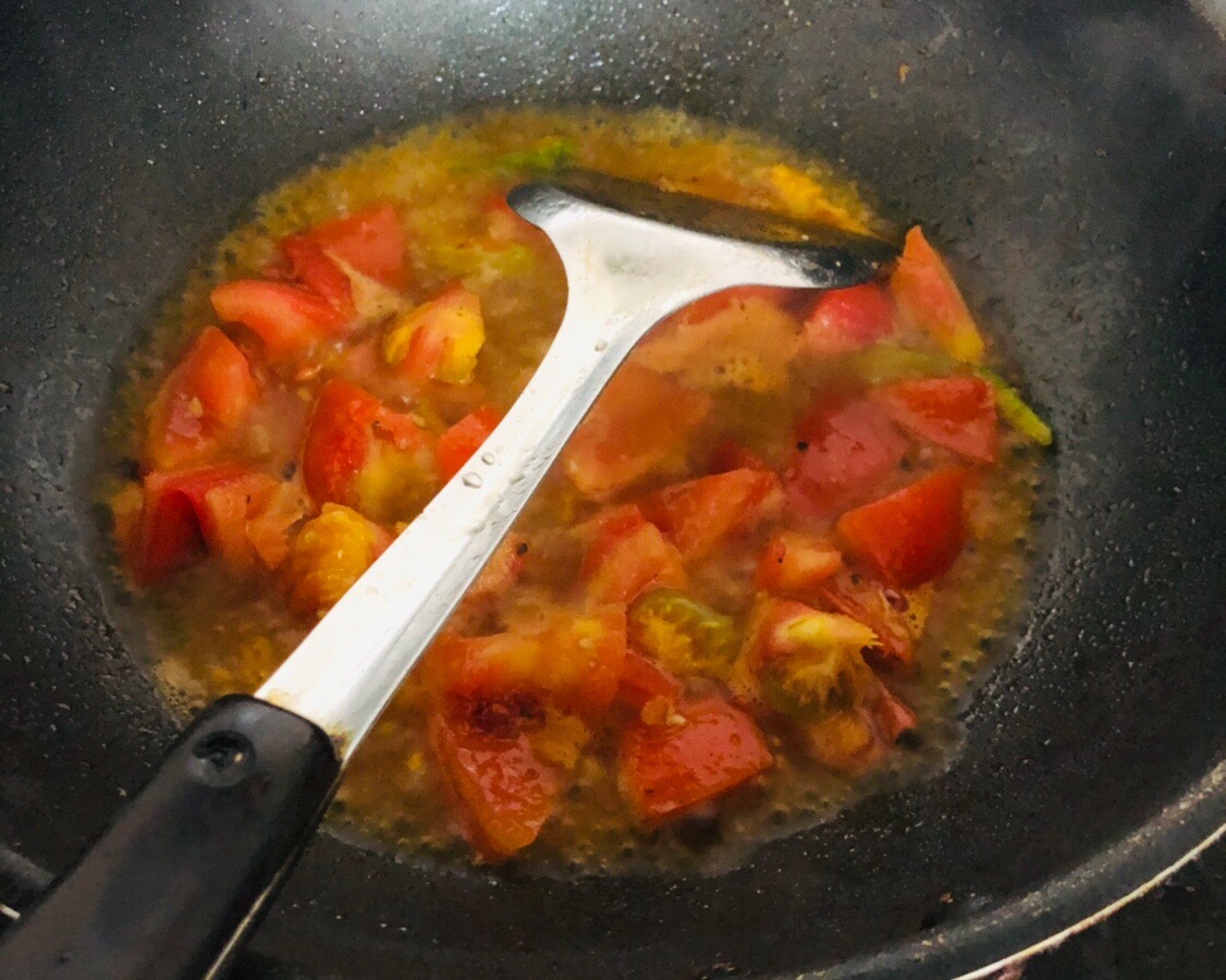番茄炒蟹味菇的做法 步骤2