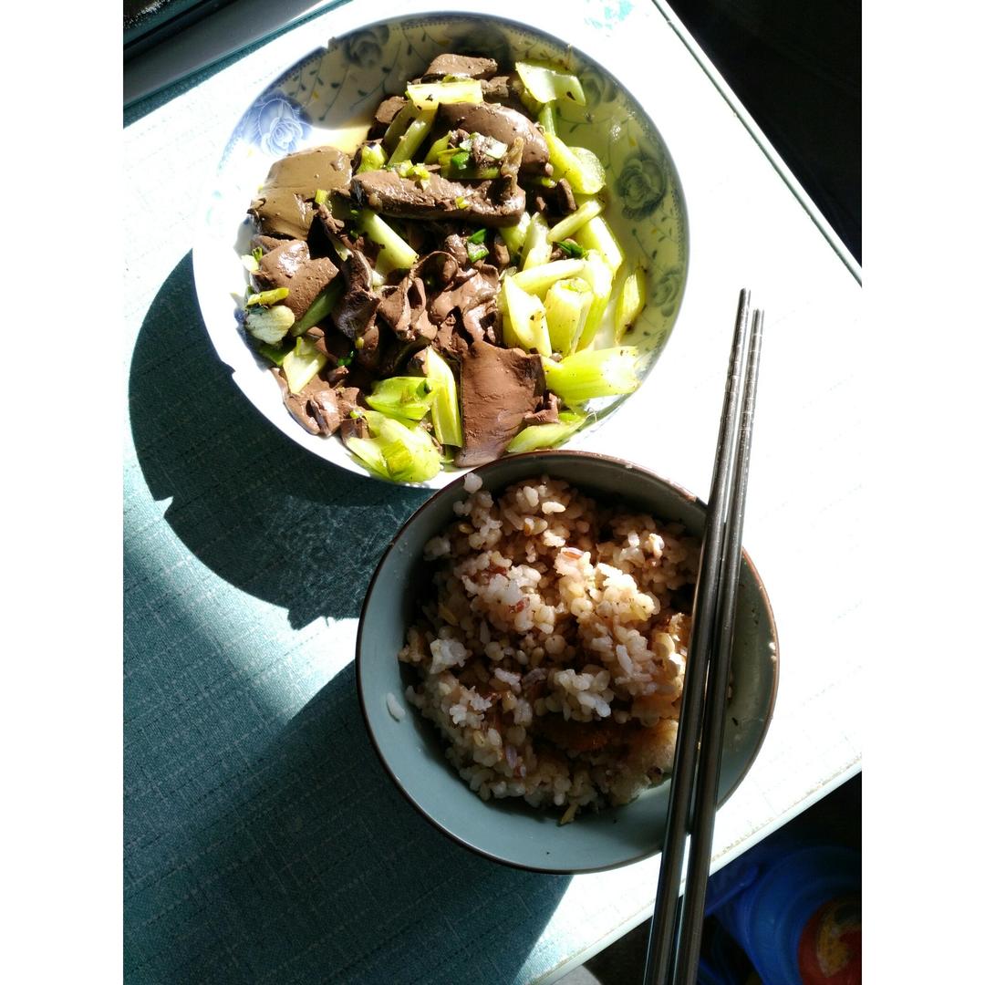 鸭血炒香芹