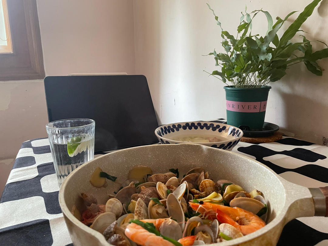 不用一滴水的「盐焗海鲜」