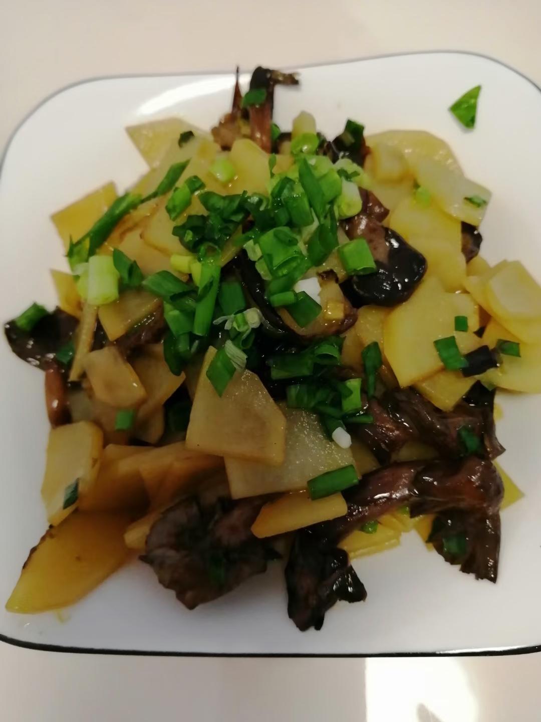 〈新鲜榛蘑炒土豆片〉，刚才的蘑菇就是好吃。欣小厨 😉