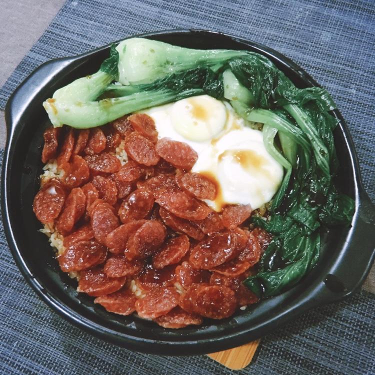 广式腊味煲仔饭